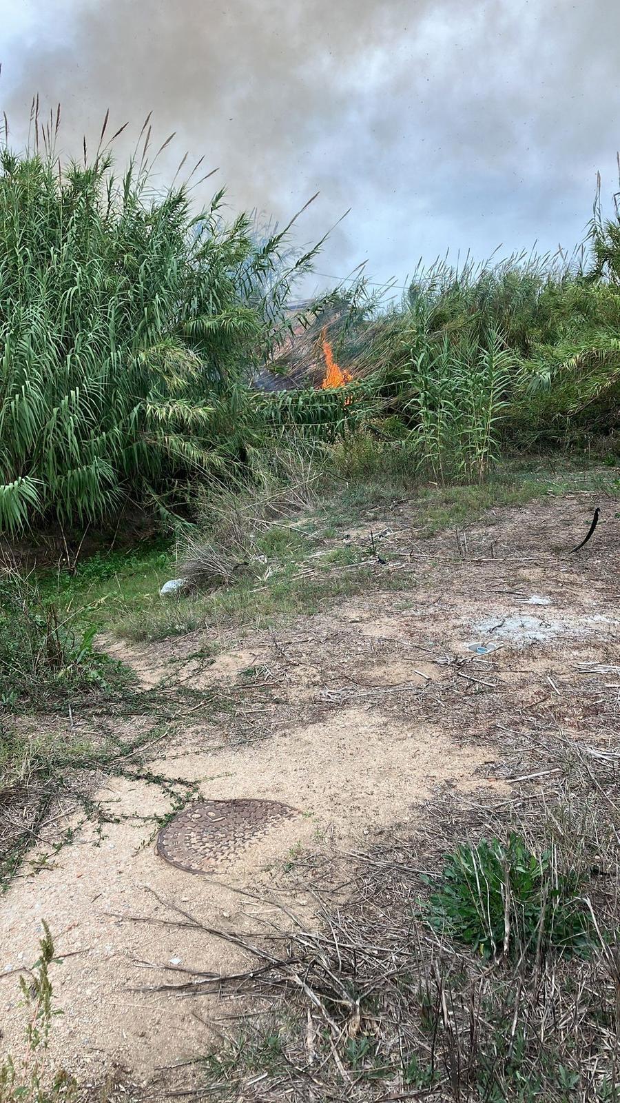 Olbia, incendio doloso in un canneto: paura in via San Siro