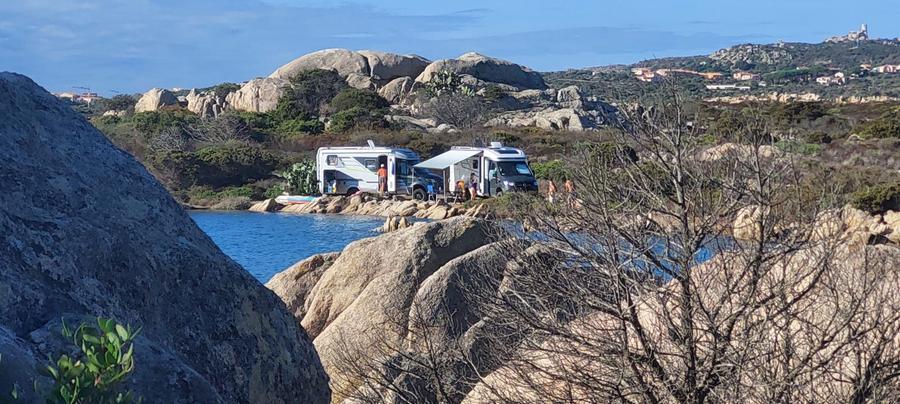 La Maddalena, camper selvaggio sul mare: «Rifiuti e rischio di incendi»