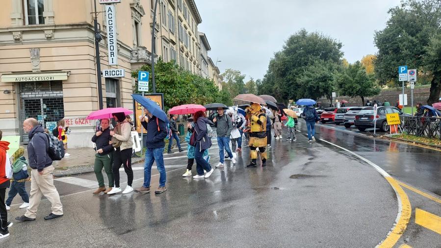 Lucca Comics, il debutto con i politici che si prendono la scena. Tajani: «Arte non va politicizzata», Giani: «Patrocinio inopportuno, ma evento non si discute»