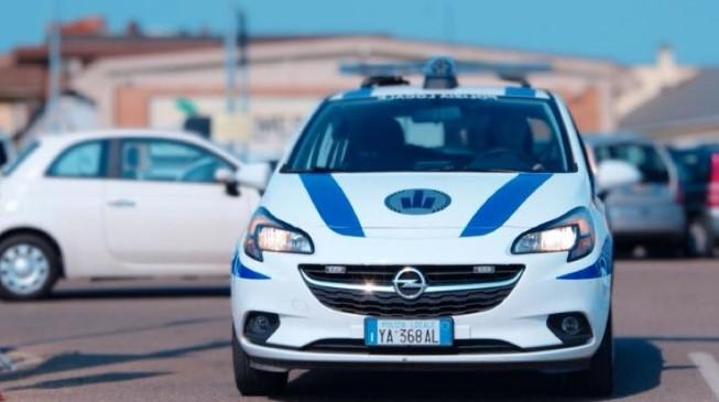 I condomini scoprono un ladro rubare nel palazzo: denunciato dalla polizia locale