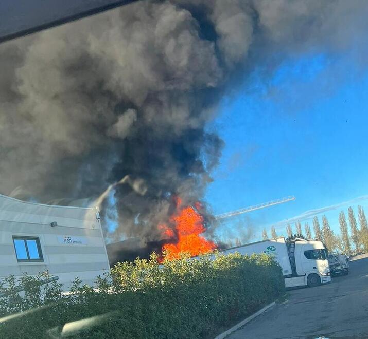 Rogo di rifiuti a Ferrara, Arpae rassicura: «Non c’è stato inquinamento»