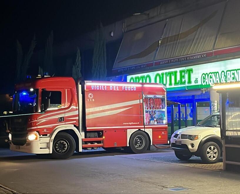 Incendio scoppia in palestra ristorante chiuso per il fumo