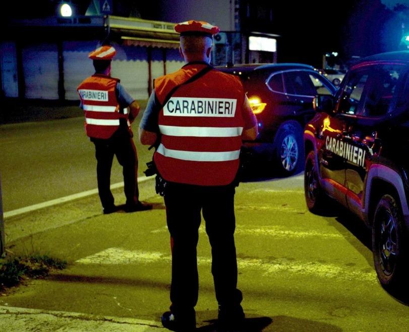 Ferrara. Botti in strada, allarme in via Nievo: «Venite, qui stanno sparando»