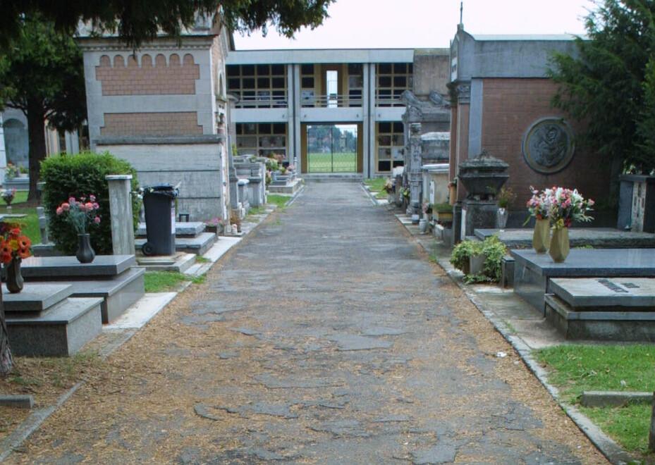 «Sua figlia urla e si sente male» Anziano raggirato al cimitero