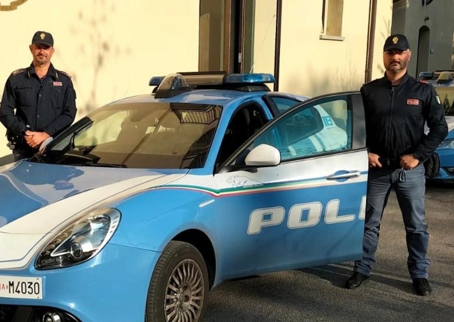 Martellata sulla coscia del vicino perché parcheggia male l’auto