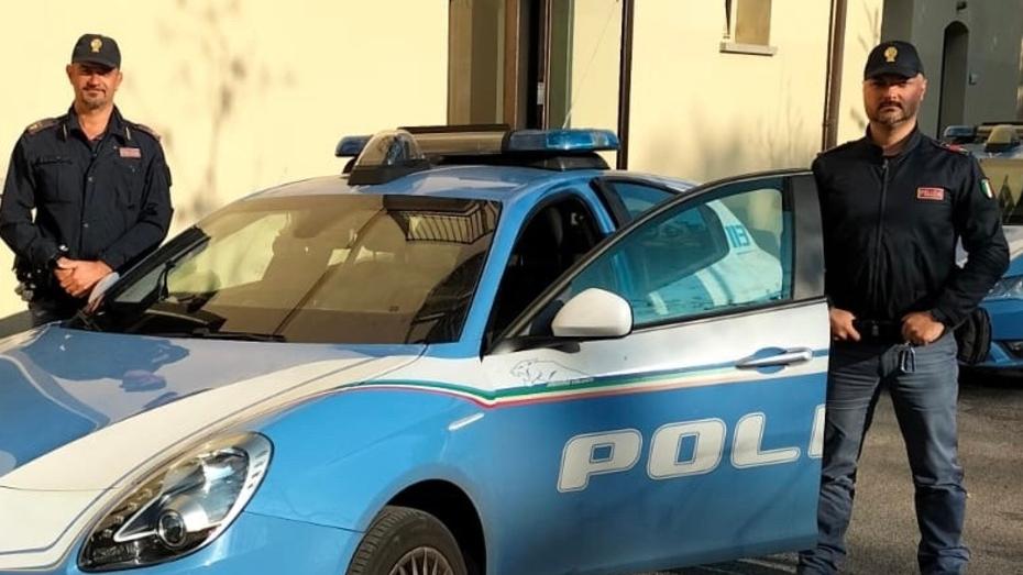 Martellata sulla coscia del vicino perché parcheggia male l’auto