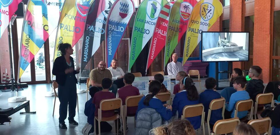 A Livorno studenti a lezione di Palio e il maestro d'ascia Pacitto insegna loro come costruire una barca<br>
