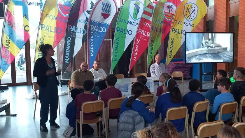 A Livorno studenti a lezione di Palio e il maestro d'ascia Pacitto insegna loro come costruire una barca<br>