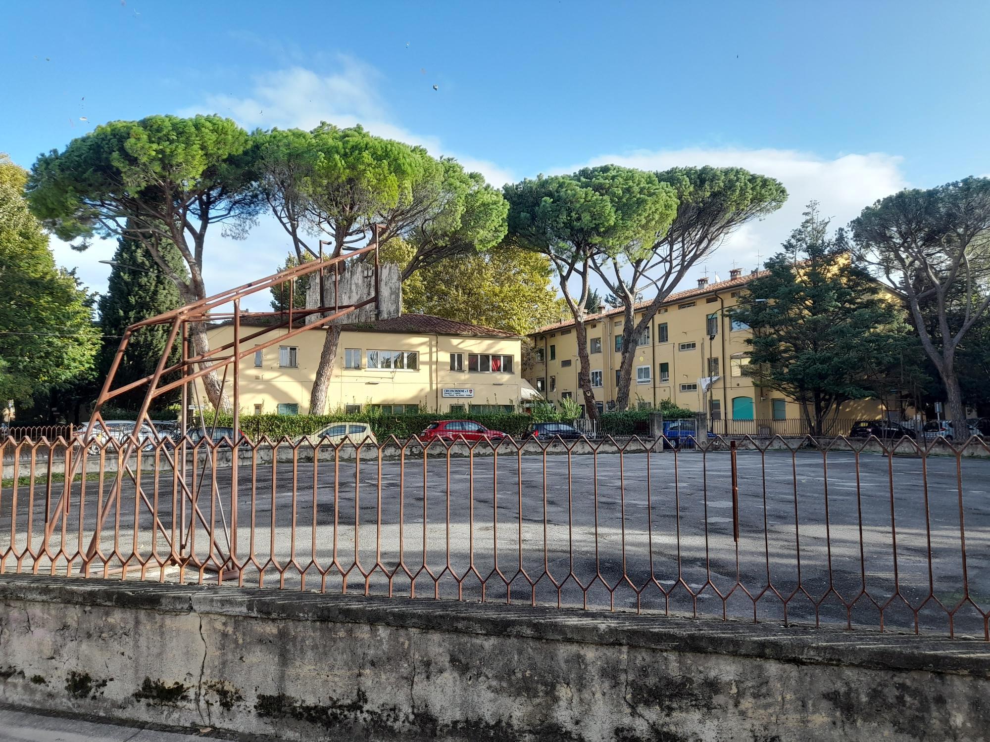 Incuria, promesse e zero lavori: a Pisa largo Petrarca è abbandonato