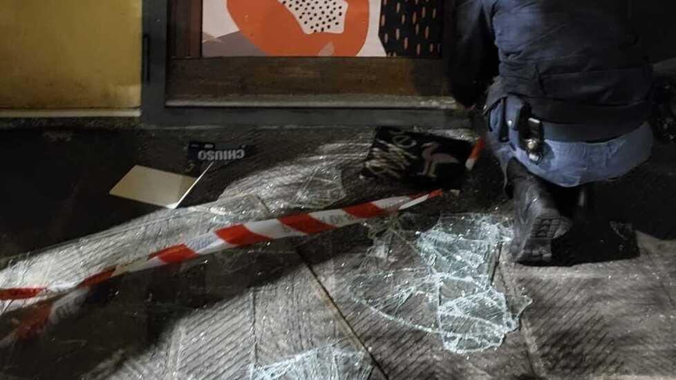 Firenze, non si ferma l’incubo delle spaccate. I negozianti: «Ora vigilanza privata»