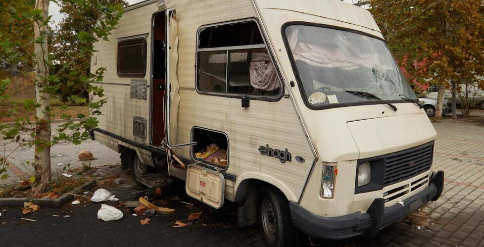 Empoli, il camper dell’orrore fra sporcizia e degrado