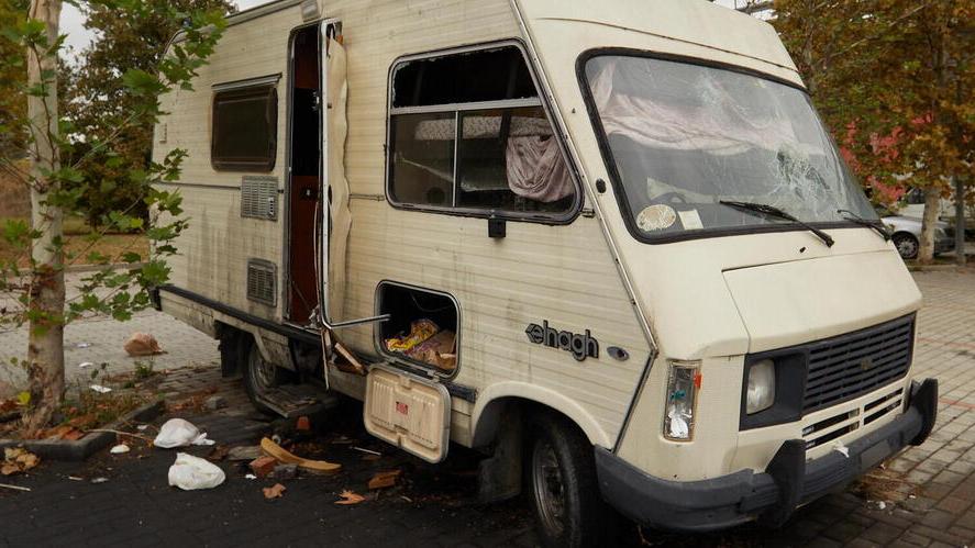Empoli, il camper dell’orrore fra sporcizia e degrado