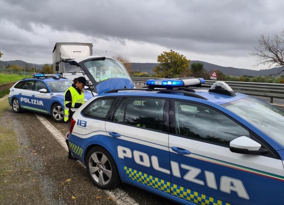 Fugge al posto di blocco a Riotorto, la Stradale lo ferma a Grosseto Est