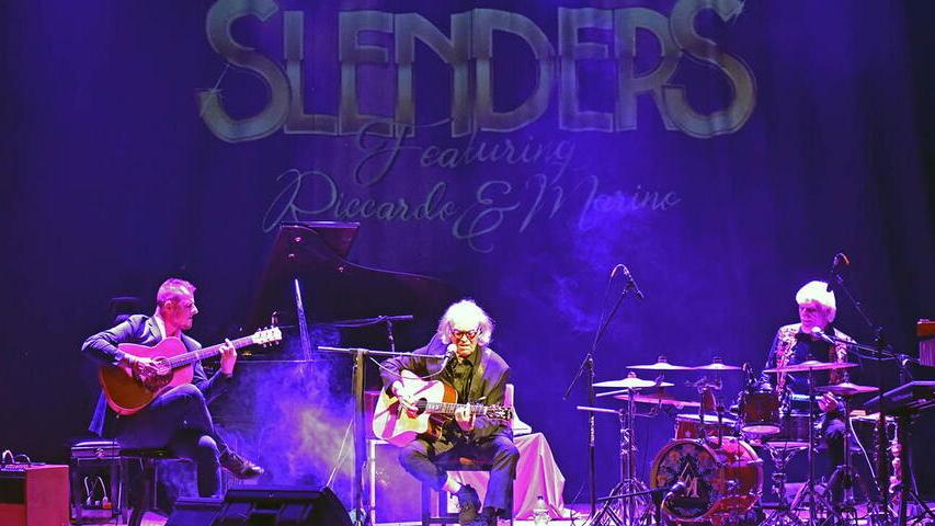 Riccardo Fogli e gli Slenders fanno il tutto esaurito a teatro: la serata magica al Concordi di Campiglia