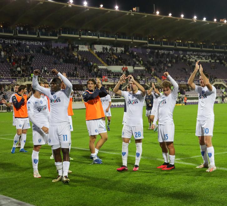 L'esultanza dei giocatori dell’Empoli sotto il settore dei loro tifosi al termine della sfida con la Fiorentina al Franchi vinta dalla squadra di Andreazzoli per 2-0