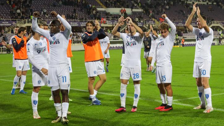 L'esultanza dei giocatori dell’Empoli sotto il settore dei loro tifosi al termine della sfida con la Fiorentina al Franchi vinta dalla squadra di Andreazzoli per 2-0