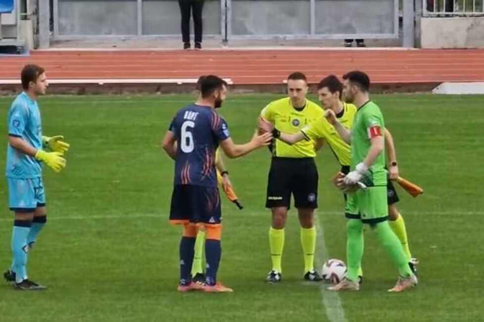L’ingresso in campo delle due squadre a Imola