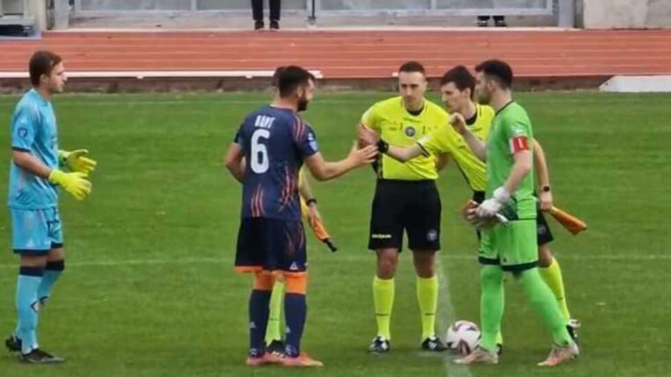 L’ingresso in campo delle due squadre a Imola
