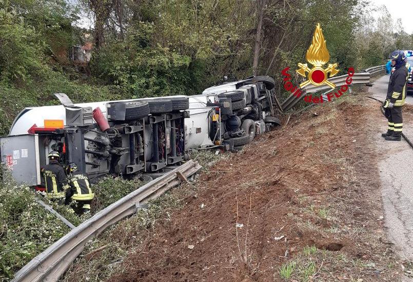 Si ribalta una cisterna che trasporta Gpl: paura a Barberino Val d'Elsa