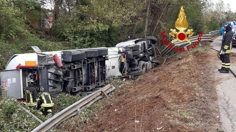 Si ribalta una cisterna che trasporta Gpl: paura a Barberino Val d'Elsa