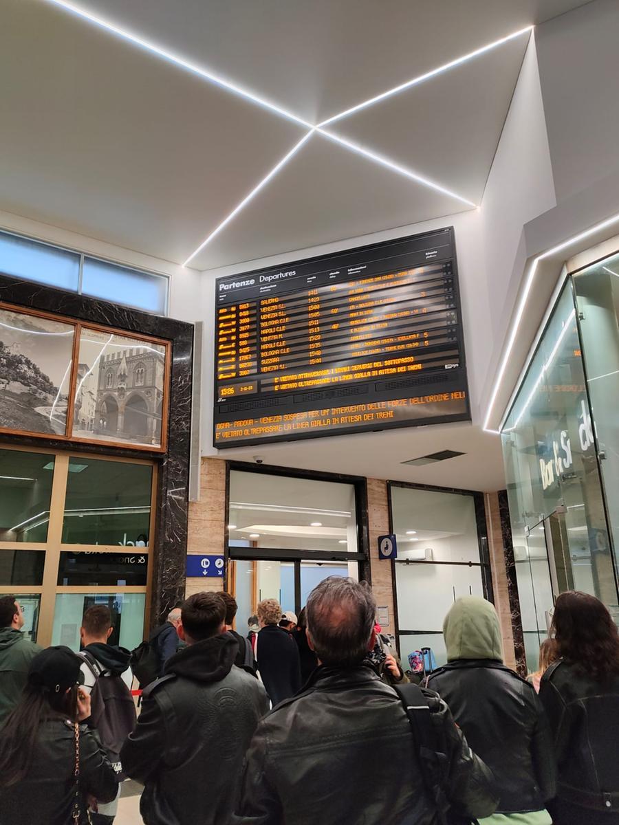 Allarme bomba alla stazione di San Pietro in Casale, treni in ritardo e cancellazioni