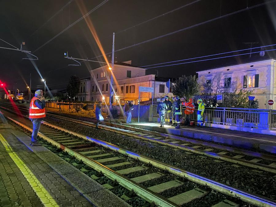 Cascina, morto investito dal treno in stazione: giallo sull’identità della vittima