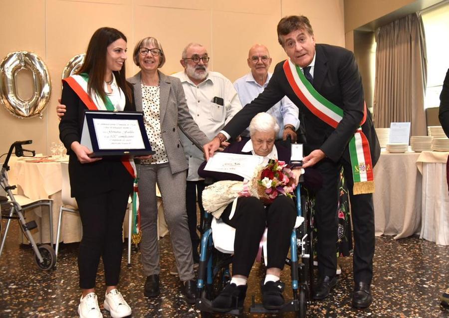 
	Con Gonaria Fadda, da sinistra la vice sindaca&nbsp;di Orani Valentina Chironi, i figli di Gonaria Fadda&nbsp;Carmela, Luigi e Francesco, e il presisdente del consiglio&nbsp;comunale di Cagliari Edoardo Tocco <em>(foto Mario Rosas).</em>

