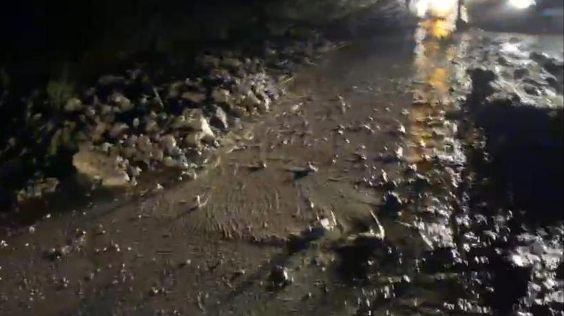 Un tratto della strada provinciale 206 al Gabbro ricoperto da fango e detriti 