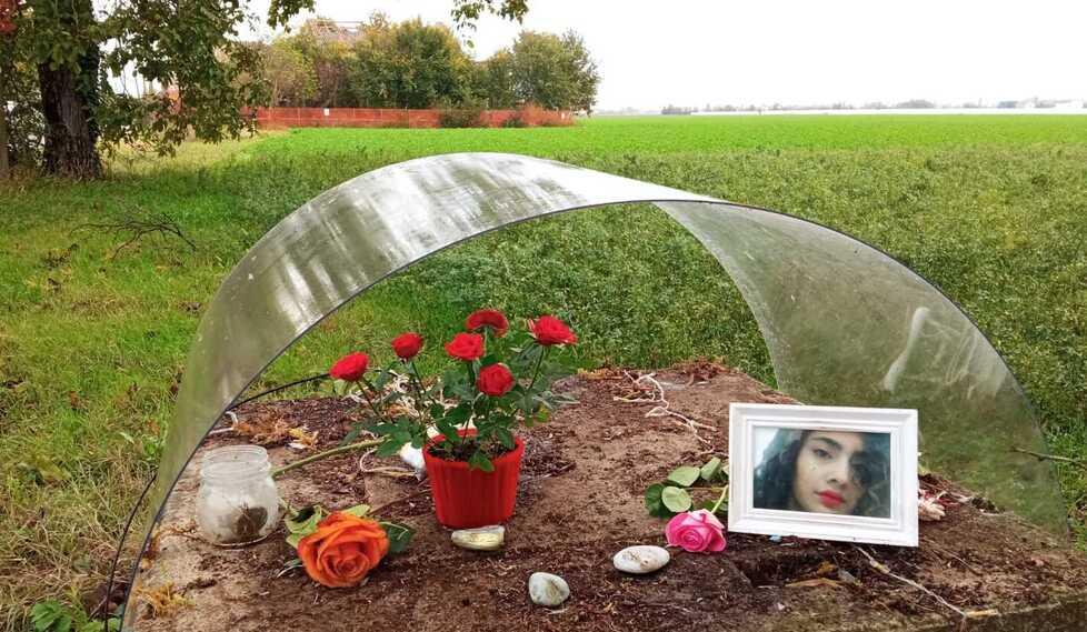 Novellara, nel giorno dei defunti rose rosse in memoria di Saman