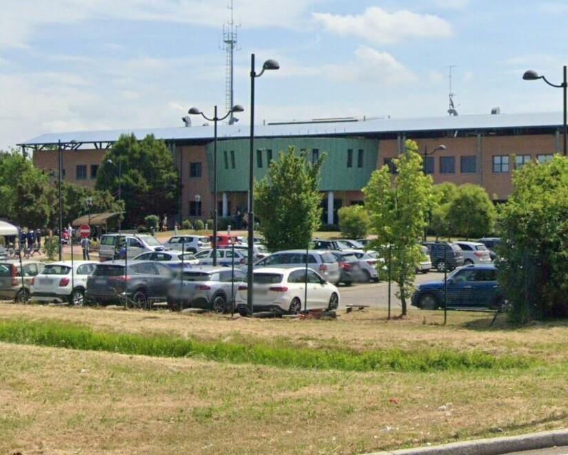 Halloween a Modena, una notte alcolica: auto si schianta contro la caserma<br>
