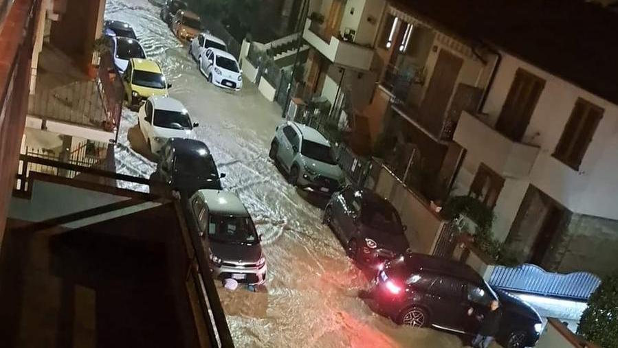 Esonda il Bisenzio a Campi: strade come fiumi di fango. Il sindaco: «Siamo a metà dell’emergenza»