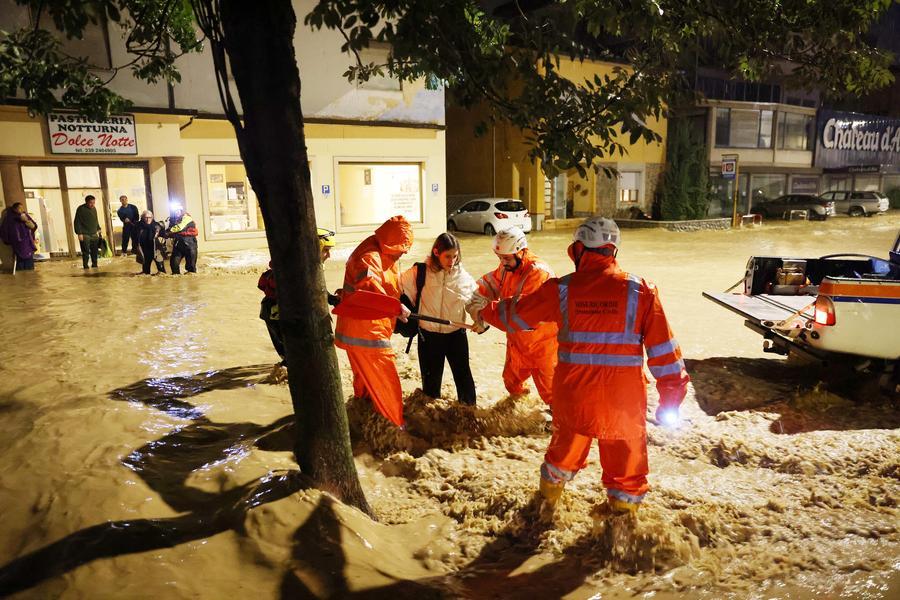 
	Gli allagamenti nel centro di Quarrata (Foto Lorenzo Innocenti)

