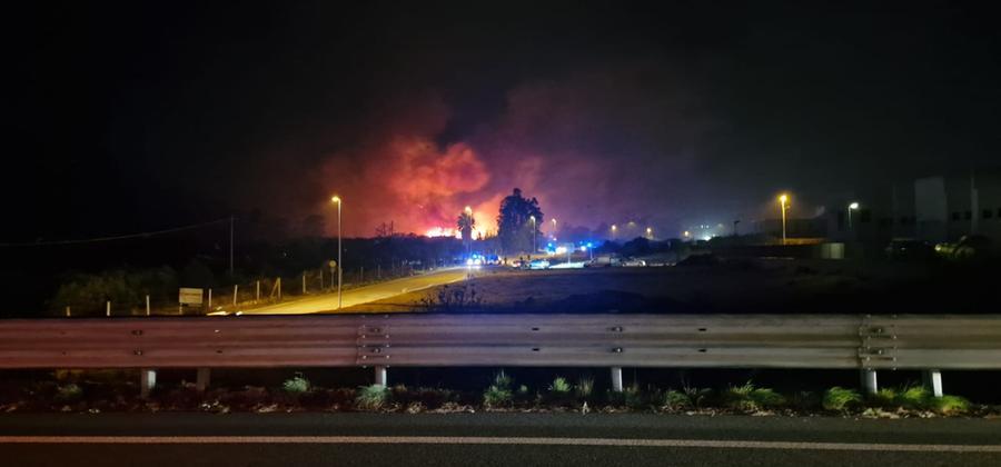 Maltempo a Tortolì, vento fortissimo e un vasto incendio a Monte Attu: brucia una segheria