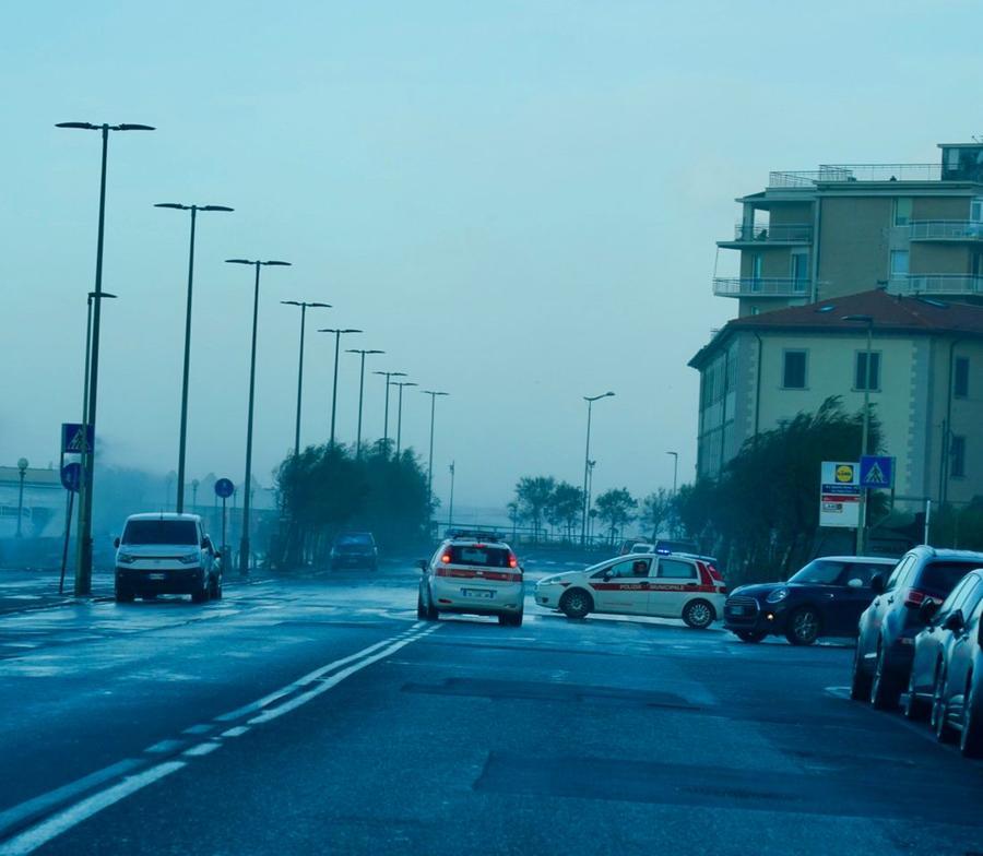 Livorno, chiuso il viale Italia per il vento  e vie interrotte anche tra Collesalvetti, Nugola e le colline: i dettagli