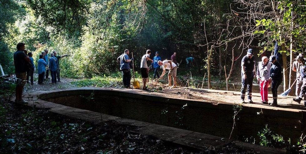 Livorno, al “lavoro” nel parco di Villa Rodocanacchi gli studenti sospesi del Vespucci-Colombo