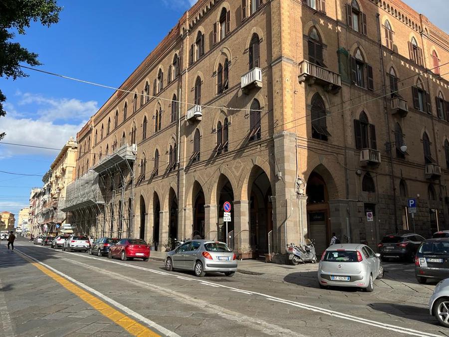 Incendio nella notte a Cagliari, evacuata una palazzina vicino al municipio di via Roma