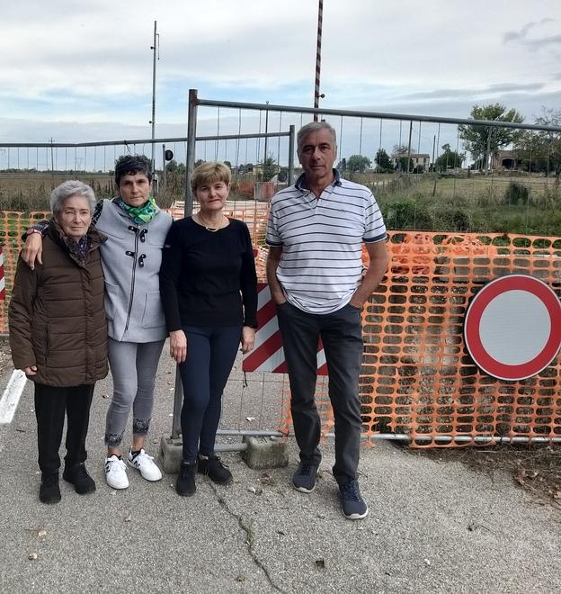 Sandolo, l’ira dei residenti per il ponte chiuso e i lavori lontani