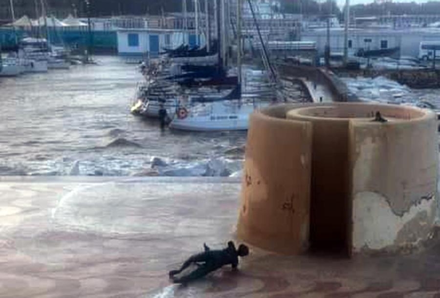 Livorno, il vento spazza via la statua di Chia allo Scoglio della Regina