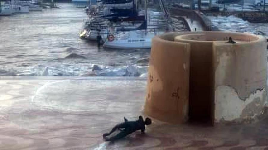 Livorno, il vento spazza via la statua di Chia allo Scoglio della Regina