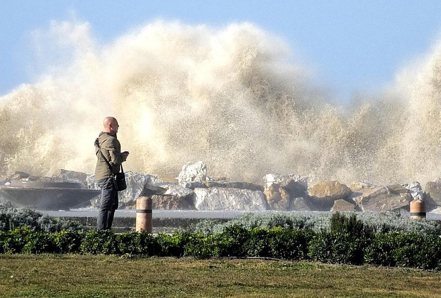 Marina di Pisa, raffiche di vento a 120 all’ora: allagamenti e paura. In città crolla un pino sulla strada – Video