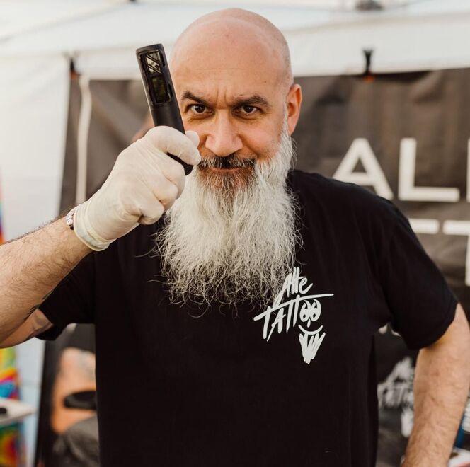 Da Soliera, Alle Tattoo contro il presidente De Luca: «Offese inaccettabili su tatuaggi e donne»<br type="_moz" />
