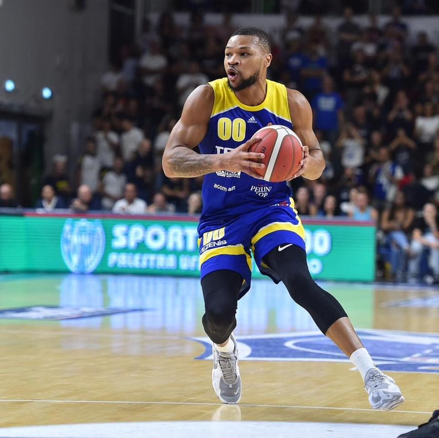 Dinamo: si ferma Ousmane Diop, arriva Taylor Smith