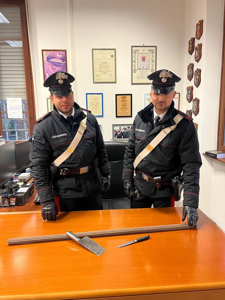 Si affrontano con coltello e mannaia, denunciati 4 uomini