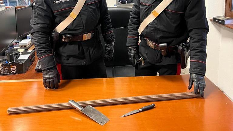 Si affrontano con coltello e mannaia, denunciati 4 uomini