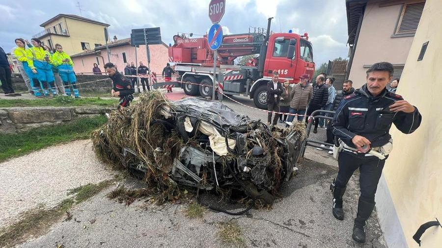 Ecco quello che resta dell'auto del pensionato disperso