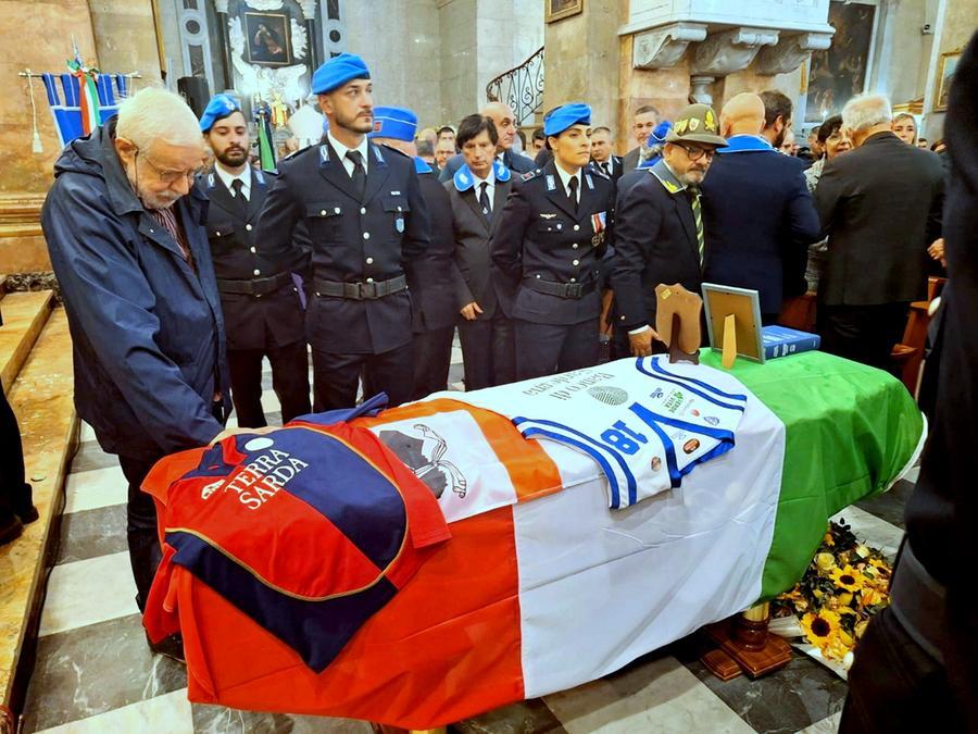 
	Il feretro (foto Nuvoli)

