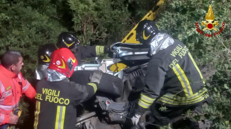 Giovane di Dorgali esce di strada con l’auto e precipita nella scarpata