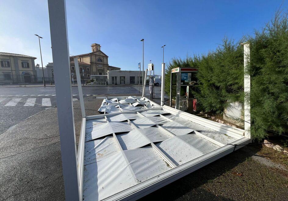 Il gazebo della Baracchina bianca divelto dal libeccio (foto Silvi)