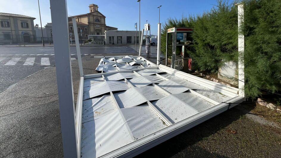 Il gazebo della Baracchina bianca divelto dal libeccio (foto Silvi)