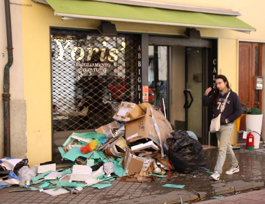 Pontedera, i commercianti nel fango: «Siamo in ginocchio»